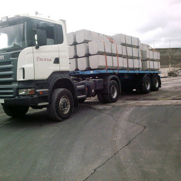 Transportes y Grúas Febrigar camión cargado de residuos de obra 